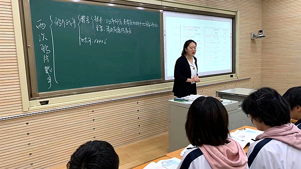3：历史组王卓老师在上课.jpg